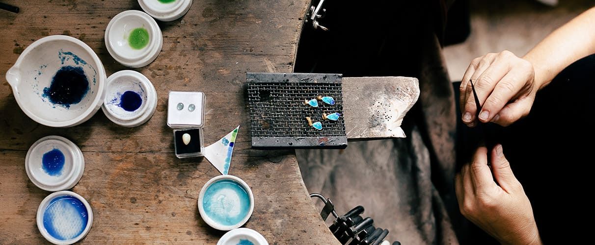 Emailletechnik, auch für Schmuckstücke, bei der Goldschmiede Guggenberger