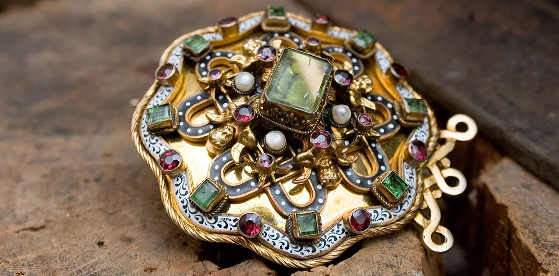 Restauration von Schmuck, eines Hugenottenkreuzes, von der Goldschmiede Guggenberger
