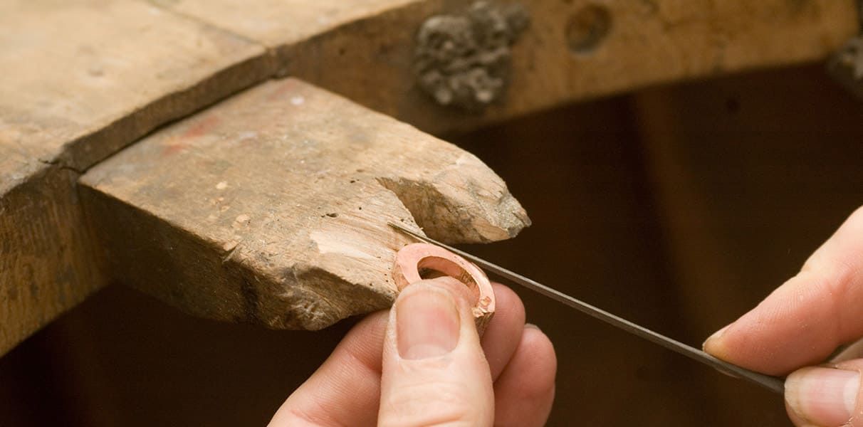 Eheringe selber schmieden mit der Goldschmiede Guggenberger